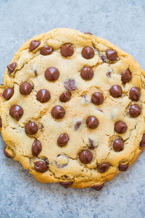 One-Bowl, No-Mixer, No-Chill, Extra-Large Chocolate Chip Cookie For One – An incredibly FAST and EASY recipe that produces ONE extra-large soft and chewy cookie that’s loaded with chocolate!! One bowl Chocolate Chip Cookie For One, Gökkuşaği Pasta, Cookie For One, Resepi Biskut, Giant Chocolate Chip Cookie, Mom Recipes, Chocolate Cookie Recipes, Fast Easy Meals, Food Videos Desserts