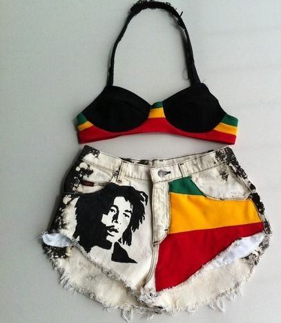 *Bob Marley* Crazy shorts. More fantastic pictures and videos of *Bob Marley* on: https://de.pinterest.com/ReggaeHeart/ Reggae Concert Outfit Ideas, Rastafarian Outfits, Reggae Outfit, Dancehall Fashion, Reggae Concert, Rasta Dress, Rasta Party, Jamaica Trip, Rasta Clothes