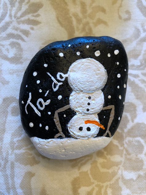 Snowman Rock Painting Ideas, Christmas Painted Rocks Ideas Easy, Snowman Painted Rocks, Winter Painted Rocks Ideas, Winter Painted Rocks, Christmas Painted Rocks Ideas, Hot Cocoa Ideas, Winter Rock Painting Ideas, Christmas Rock Painting Ideas Easy