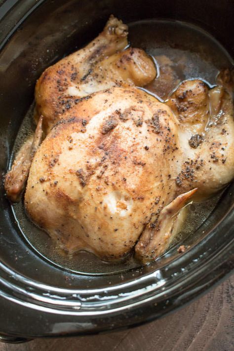 Slow Cooker "Smoked" Chicken Sandwiches Crock Pot Suppers, Crockpot Rotisserie Chicken, Magical Slow Cooker, Slow Cooker Baking, Chicken Bacon Ranch Casserole, The Magical Slow Cooker, Slow Cooker Roast, Smoked Cooking, Herb Chicken