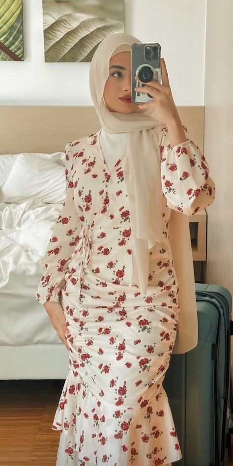 Hijabi Floral Dress, Hijabi Honeymoon Outfits, Dresses For Hijabi Girl, Sundress Hijab, Hijabi Fits, Stile Hijab, Elegant Outfit Classy, Modest Summer Outfits, Hijabi Fashion Casual