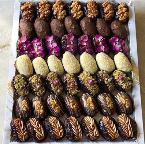 Dates Decoration Ramadan, Date Recipes Desserts, Ramadan Sweets, Ramadan Desserts, Stuffed Dates, Fruit Platter Designs, Iftar Party, Eid Food, Date Recipes