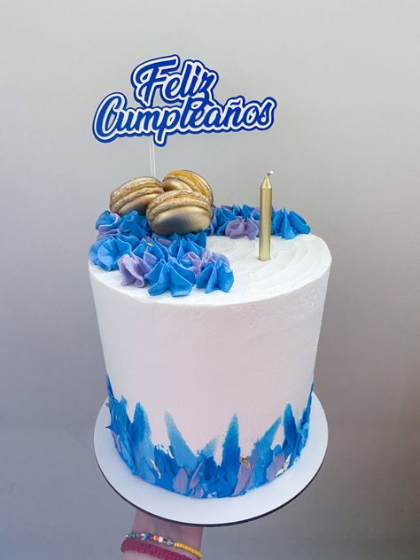 Minimalist cake with macarons Cake With Macarons, Blue And White Cake, Minimalist Cake, Pastry Design, White Cake, Macarons, Pastry, Birthday Cake, Blue And White