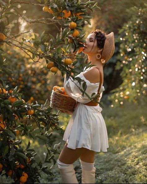 Lemon Photoshoot Model, Orange Farm Photoshoot, Lemon Tree Photoshoot, Fruit Picking Photoshoot, Cute Full Body Poses, Lemon Photoshoot, The Island Of Missing Trees, Natural Baddie, Cottagecore Photoshoot