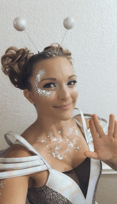 Alien Makeup Women, Diy Outer Space Costume, Silver Alien Makeup, Space Makeup Simple, Space Costume Ideas, Spacegirl Costume, Alien Makeup Pretty, Space Girl Makeup, Futuristic Halloween Costume