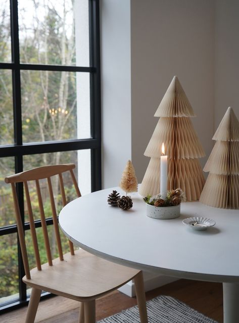 A minimalist Christmas with a cosy Nordic feel - catesthill.com Hygge Christmas Decor, Nordic Christmas Tree, Paper Trees, Hygge Christmas, Honeycomb Decorations, Sustainable Christmas, Scandi Christmas, Simple Interior, Paper Christmas Tree