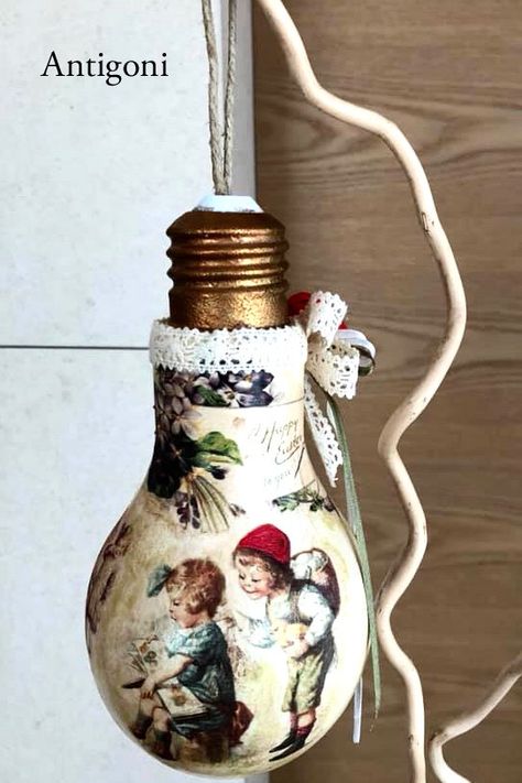 Upcycled Light Bulbs, Painted Light Bulbs Diy, Ideas For Recycling, Recycled Light Bulbs, Light Bulb Art, Light Bulb Crafts, Painted Light Bulbs, Diy Tree Decor, Light Bulb Ornaments