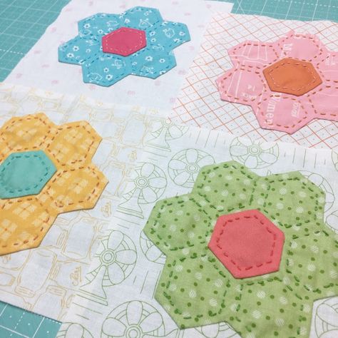 Bee In My Bonnet: Churn Dash and Hexie Flower Block Tutorials!! Hexie Patterns, Hexie Quilts Patterns, Hexagon Patchwork, Hexie Quilt, English Paper Piecing Quilts, Bee In My Bonnet, Sew Simple, Flower Quilts, Lori Holt