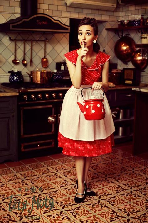 Tetia Motia 8 by NataliaCiobanu on DeviantArt Housewife Costume, Mona Art, Lisa Smile, Vintage Housewife, Retro Housewife, Pin Up Model, Domestic Goddess, Rockabilly Pin Up, Art Parody