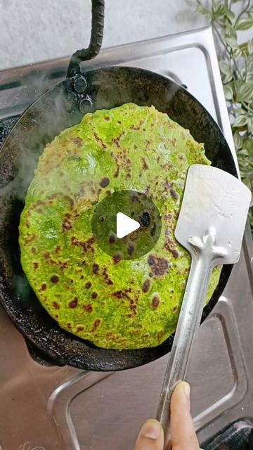 Palak Paratha Recipe, Papad Recipe, Palak Paratha, Aloo Palak, Paratha Recipe, Paratha Recipes, Cooking Food, No Cook Meals, Food Videos