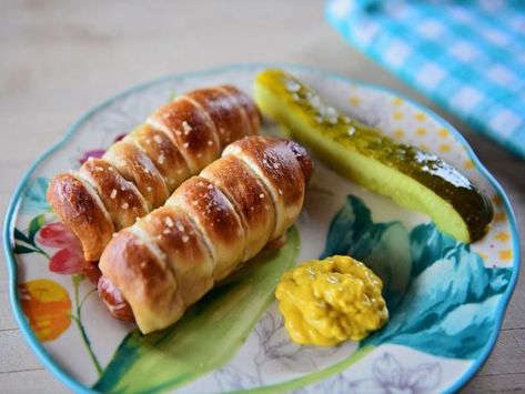 Get Pretzel Dogs Recipe from Food Network Pretzel Dogs Recipe, Food Network Recipes Pioneer Woman, Pretzel Dogs, Ree Drummond Recipes, Frozen Dinner Rolls, Frozen Dinner, Pioneer Woman Recipes, Dog Recipes, Wrap Sandwiches