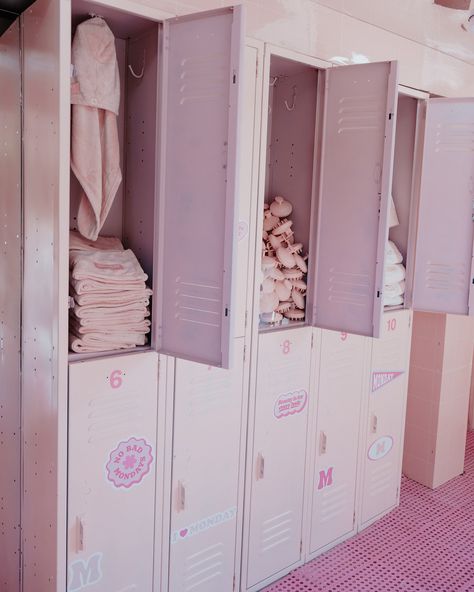 🎀✏️🚿 From product-packed lockers to selfie-worthy pink vanities, the @mondayhaircare campus tour was a total hit in Florida! Students got to play games to score extra goodies for their shower caddies and snapped endless pics around the IG-ready setup. 🎀✏️🚿 📸 : @laurosotojr Pink Lockers, Branded Merch, Monday Haircare, Beauty Retail, Back To School College, Shower Caddies, College Tour, Pink Vanity, Brand Activation