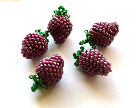 Strawberry Fruit Beads blackberry Charms Wholesale beads /Beaded Jewielry Findngs / Handmade Beading Beaded Fruit Tutorial, Beaded Strawberry, Beads Strawberry, Fruit Beads, Seed Bead Projects, Beads Candy, Beaded Bead, Art Perle, Japanese Beads