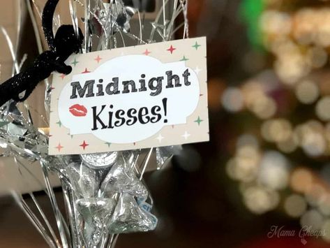 Midnight Kisses New Year's Eve Party Favors + Printable Tags Sweet Party Favors, Easy Favors, New Years Eve Snacks, New Year's Snacks, Kiss Party, Old Wives Tales, Candy Bag Toppers, New Years Eve Games, Midnight Kisses