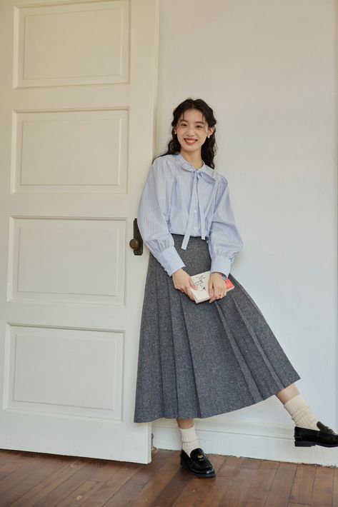 Server Uniforms Classy, Soft Office Outfit, Japanese Modest Outfit, Japanese Office Outfit, Work Outfits Retail, Japanese Office Outfits Women, Academic Outfit, Classic Outfits For Women, Simple Style Outfits