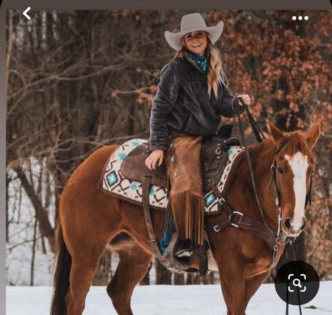 Winter Horse Riding Outfit Western, Western Horse Riding Outfit, Western Horse Photoshoot, Western Winter Photoshoot, Western Riding Outfits, Winter Ranch Outfits, Western Riding Outfit, Horseback Riding Outfit Western, Winter Horse Photoshoot