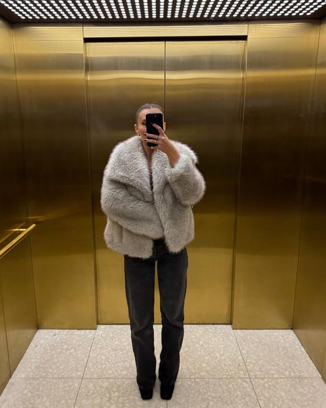 THE winter jacket | Instagram Fur Jacket Outfit, Fur Coat Outfit, Winter Mode Outfits, Chique Outfit, Neue Outfits, Outfit Look, Mode Inspo, Faux Fur Jacket, Winter Fashion Outfits