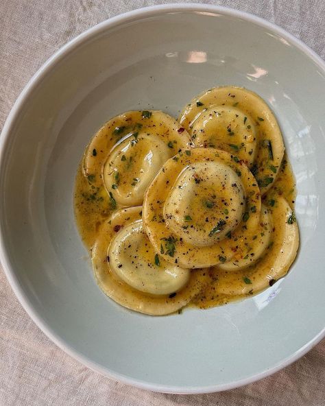 Salmon, Spinach and Chilli Ravioli with Lemon Burnt Butter Sauce @themondaypastaclub Ravioli Butter Sauce, Salmon Ravioli, Burnt Butter Sauce, Burnt Butter, Salmon Spinach, Recipes Pasta, Butter Sauce, Seafood Dishes, Ravioli