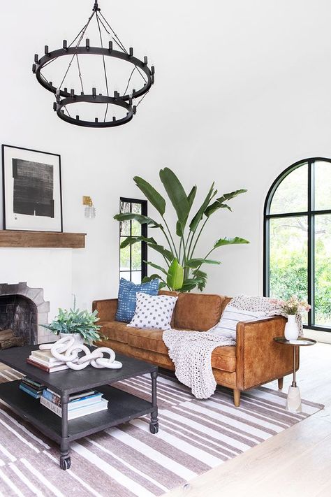 Modern Spanish Decor, Modern Spanish Revival, Spanish Living Room, Boho Style House, Spanish Interior Design, Spanish Interior, Spanish Revival Home, Spanish Home Decor, Spanish Bungalow