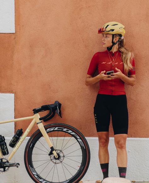 Cycling Outfits Women Casual, Cycling Outfits Women, Female Cyclist Outfit, Cycling Aesthetic, Cyclist Outfit, Cycling Clothing And Equipment, Triathlon Women, Sprint Triathlon, Cycling Inspiration