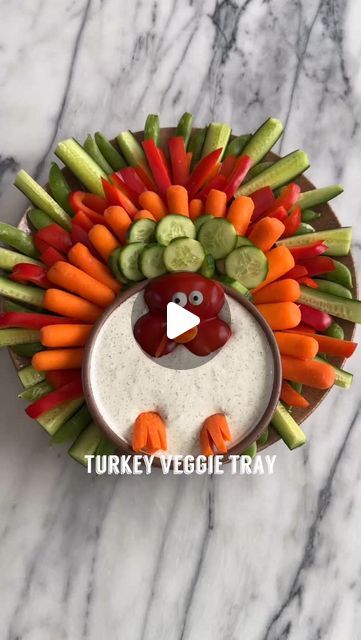 Veggie Tray Shaped Like A Turkey, Turkey Veggie Platter Thanksgiving, Vegetable Turkey Tray, Thanksgiving Themed Veggie Tray, Veggie Turkey Tray, Turkey Relish Tray Thanksgiving, Vegetable Turkey Platter, Turkey Veggie Tray Thanksgiving, Thanksgiving Veggie Tray Ideas