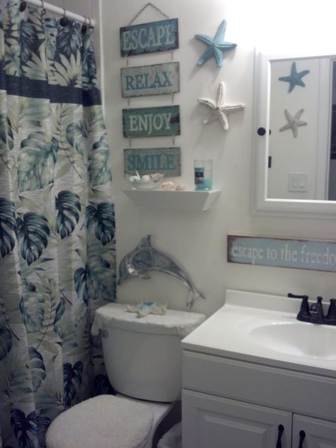 Under The Sea Bathroom Decor, Boho Ocean Bathroom, Beach Vibe Bathroom, Bathroom Ocean Theme, Beach Bathroom Decor Ideas, Ocean Bathroom Ideas, Vibe Bathroom, Beach House Decor Diy, Beach Theme Bathroom Decor