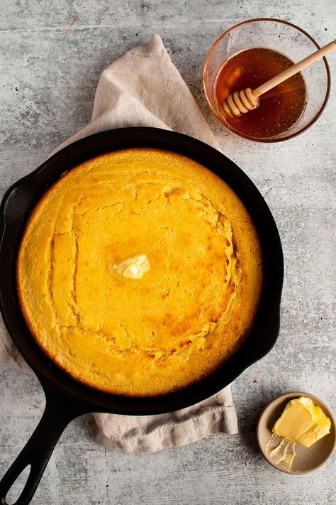 Homemade Cornbread Mix, Cast Iron Skillet Cornbread, Cast Iron Cornbread, Iron Skillet Cornbread, Chili Easy, How To Make Cornbread, Skillet Corn, Buttermilk Cornbread, Homemade Soups