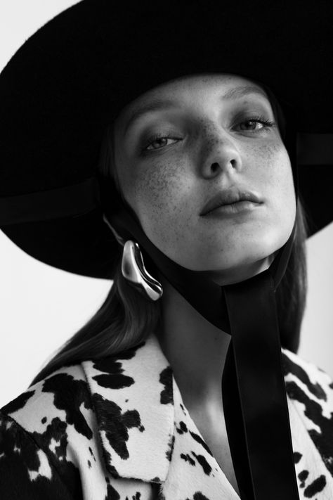 Anastasia Shestaeva L’Officiel Austria Sebastian Hilgetag Fashion Editorial White Fashion Photography, Mode Editorials, Redhead Models, Black White Outfit, Cowboy Girl, Test Shoot, Photography Black And White, Beauty Shoot, Mood Board Fashion