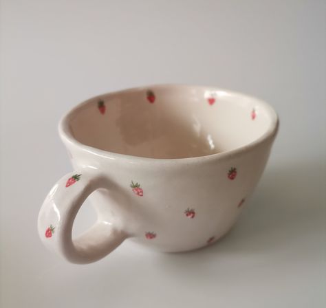 Dimensions: (Since this magnificent mug is completely handmade, the dimensions may vary.) Height: 2.4 inches/ 6 cm Width: 5.4 inches / 13 cm (including handle) Capacity: 4.9 oz / 270 ml Introducing our artisanal handmade cup, meticulously crafted using the pinching technique for a unique and organic feel. Each cup is a testament to the hands that shaped it, ensuring no two are alike. Adorned with delicate hand-painted strawberry patterns, this charming piece brings a touch of nature to your dail Extra Large Coffee Mugs, Ceramic Cafe, Diy Pottery Painting, Hand Painted Mugs, Handmade Cups, Keramik Design, Painted Cups, Painted Mugs, Coffee Lover Gift