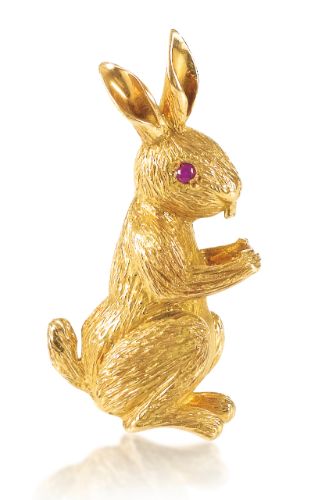 A gold and ruby rabbit brooch, by boucheron The yellow gold rabbit with a small circular ruby eye, signed Boucheron Paris, numbered; sold 9,605 USD; 19/12/17. ||| sotheby's pf1730lot8g23ken Ruby Rabbit, Rabbit Brooch, Gold Rabbit, Sapphire Eyes, Vintage Rabbit, A Bunny, Gold Brooches, Tiffany And Co, Animal Jewelry