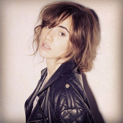 Suki Waterhouse || Instagram Brunette Fringe, Facebook Pic, 2014 Instagram, Old Pics, Suki Waterhouse, Girl Thinking, English Actresses, Look Alike, Debut Album