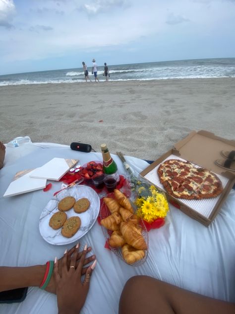 Couples picnic on the beach that is romantic Romantic Beach Picnic Couple, Couple Beach Picnic, Picnic With Boyfriend, Beach Picnic Date, Couples Picnic, Romantic Beach Picnic, Picnic Dates, Picnic On The Beach, Cooking Aesthetic