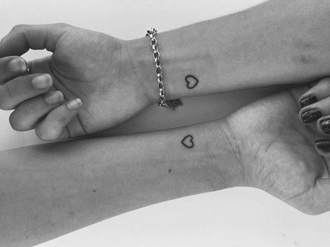 Heart tattoo with my bestie ❤️ #tattoo #heartbreak #best #tattoos #bff #heart Matching Heart Tattoos Best Friends, Bestie Tattoos Bff, Matching Wrist Tattoos, Sister Heart Tattoos, Bff Heart, Group Tattoos, Heart Tat, Cousin Tattoos, Biblical Tattoos