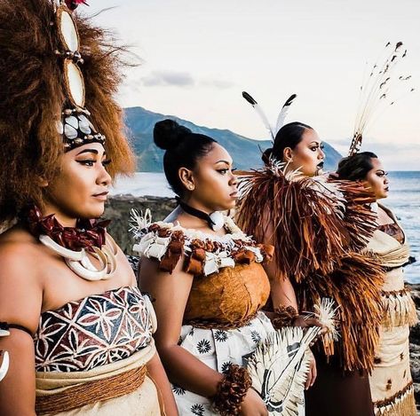 Polynesian queens Samoan Clothing, Fiji Culture, Indigenous Fashion, Polynesian Dance, Polynesian Art, Island Wear, Polynesian Designs, Hula Dancers, Island Fashion