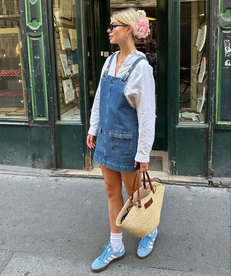 Denim Dress Outfit, Looks Adidas, Casual Denim Dress, Adidas Samba Outfit, Samba Outfit, Crewneck Vintage, Denim Overall Dress, Adidas Outfit, Summer Dress Outfits