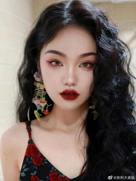 Red Makeup Monolid, Chinese Red Lip Makeup, Monolid Dark Eye Makeup, Chinese Red Eye Makeup, Red Baddie Makeup, Vampire Asian, Chinese Makeup Look, Dark Red Lipstick Makeup, Hairstyle Female