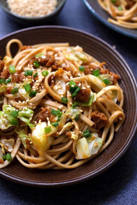 Asian Noodles Stir Fry, Spicy Asian Noodles, Udon Stir Fry, Vegan Moussaka, Vegan Crumble, Hearty Recipes, Asian Noodle Dishes, Homemade Tofu, Asian Noodle Recipes