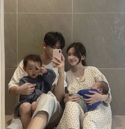 Family Aesthetic Asian, Japanese Family Aesthetic, Couple With Baby Aesthetic, Asian Family Aesthetic, Kid Aesthetic Boy, Korean Family Aesthetic, Family Of 4 Aesthetic, Family Korean, Couple With Baby