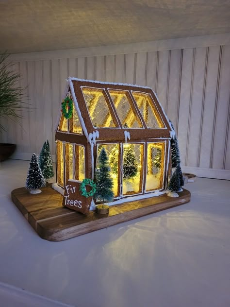 Ginger Bread Green House, Gingerbread Glass House, Gingerbread Greenhouse Ideas, Garden Gingerbread House, Green House Gingerbread House, Christmas Ginger Bread House Ideas, Cool Ginger Bread Houses, Gingerbread House Garden, Custom Gingerbread House