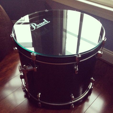 Bass drum table Glass over an old bass drum Bass Drum Table, Drum Decor, Drum Furniture, Drum Lessons For Kids, Music Furniture, Music Bedroom, Drum Room, Drums Art, Drum Side Table