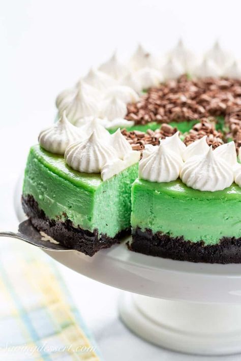 Unique Cheesecake Flavors, Grasshopper Cheesecake, Grasshopper Cocktail, Fantastic Dessert, Unique Cheesecake, Showstopper Dessert, Mint Cheesecake, Grasshopper Pie, Alcoholic Desserts