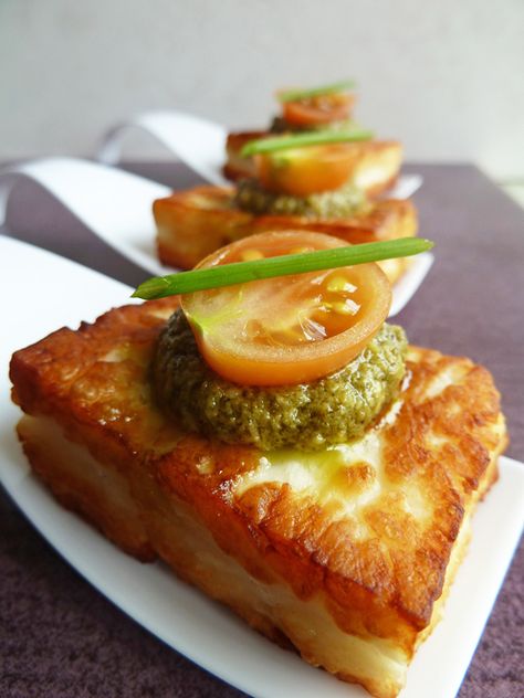 Pesto Halloumi - Canapé Veggie Appetizers, Vegetarian Starters, Fried Halloumi, Canapes Recipes, Healthy Gourmet, Superfood Recipes, Cheesy Recipes, Thanksgiving Appetizers, Cheese Appetizers