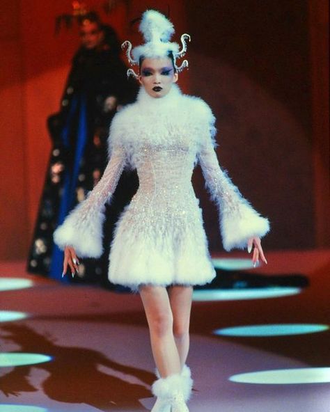 @a_fashion_tribute on Instagram: "Thierry Mugler Haute Couture Fall 1997 #thierrymugler #mugler #couture #fashion #fashionshow #fashiontribute #icon #iconic #genius #instafashion #igfashion #couturissime #instapic #picoftheday #moodoftheday #runway #fashionstyle #fashionista #instamodels #fashionmood #instagramfashion #styling #instarunway #fashionstylist #style #luxury #muglercouture #thierrymuglercouture #hautecouture #fashionblogger" Thierry Mugler Haute Couture, Mugler 90s, Mugler Couture, Haute Couture Looks, Runway Fashion Couture, Vintage Runway, Christmas Outfits Women, Beautiful Costumes, Thierry Mugler