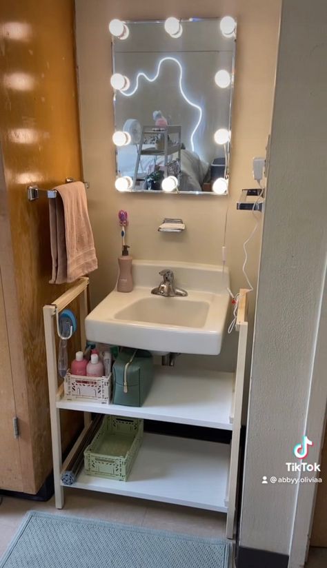 Dorm Bathroom Storage, Dorm Sink Decor, Mirror Dorm Room, College Dorm Kitchen, Aesthetic Dorms For Two, College Bathroom Decor Dorm Room Organization Ideas, Dorm Bathroom Aesthetic, Bathroom Dorm Ideas, Bathroom Dorm