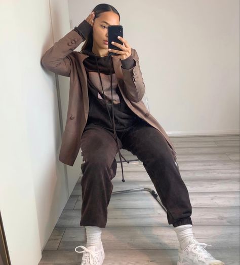 Chocolate Tracksuit Outfit, Brown Sweatsuit Outfits Women, Brown Tracksuit Outfit Y2k, Streetwear Tracksuit With Crew Neck, Brown Juicy Tracksuit, Brown Tracksuit, Tracksuit Outfit, Brown Hoodie, Brown Blazer