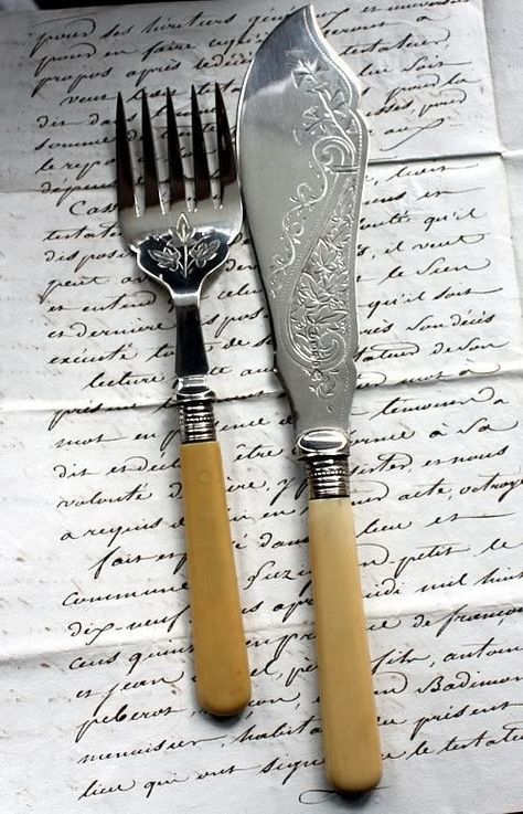 Service Table, Antique Flatware, Silver Service, Paris Boutique, Silver Cutlery, French Country Decor, Antique Silverware, Gifts For Home, Vintage Cutlery