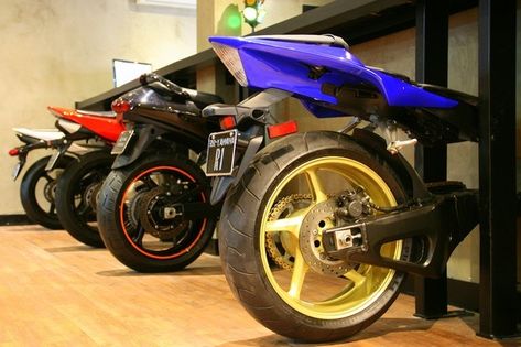 Motorcycle Furniture Ideas, Home Depot Projects, Small Studio Apartment Design, Sports Man Cave, Starting A Coffee Shop, Biker Bar, Bar Deco, Jet Skies, Garage Furniture