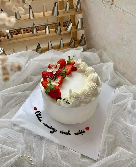 Strawberry Korean Cake, Simple Fruit Cake Design, Birthday Cake Korean, Fruit Cake Design, Asian Cake, Mini Torte, Korean Cake, Beautiful Cake Designs, Elegant Birthday Cakes