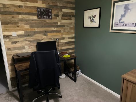 Pallet wood wall and green smoke paint Hunter Green Walls, Green Basement, Pallet Accent Wall, Dark Green Rooms, Wood Feature Wall, Green Accent Walls, Dark Green Walls, Barnwood Wall, Wood Pallet Wall