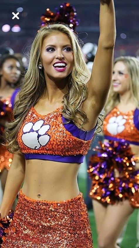 🇺🇸 Rachel Wyatt, Cheerleader Dance, The Cheerleaders, Sixpack Workout, College Cheerleading, Cheerleading Photos, College Cheer, Cheer Leaders, Cheerleading Pictures